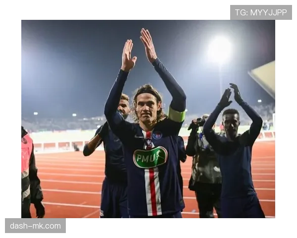 卡瓦尼坐咖啡店像邻居大叔，账单一出我才知道自己在看行走的奢侈品目录